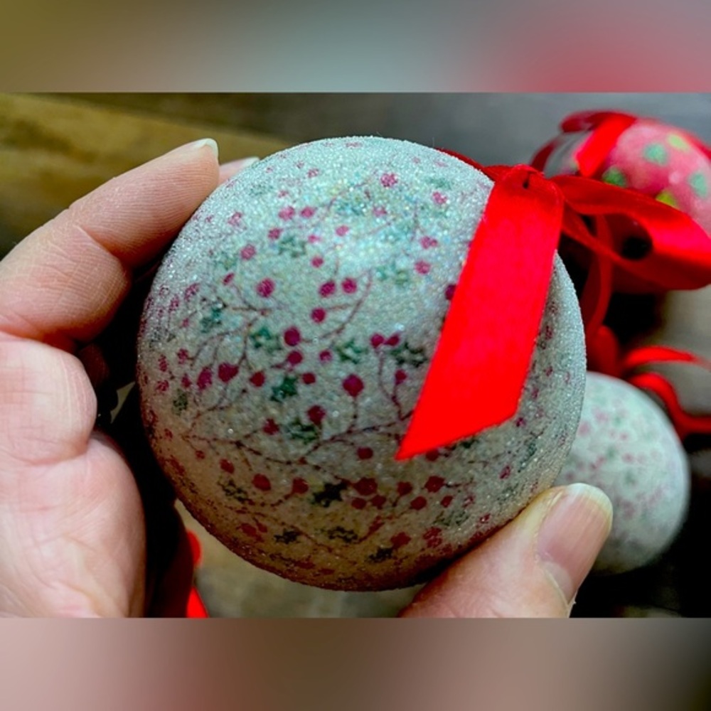 Christmas Ornaments Red Cream Holly Berry Christmas Tree Frosted Round Set of 8 - Picture 6 of 9